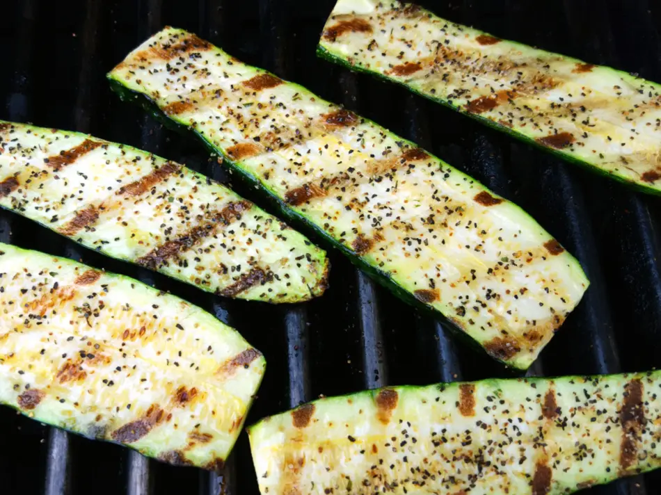 Zucchini skiver på en grill