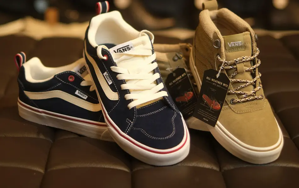 beige og blå vans fra mani