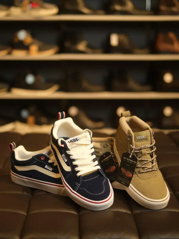 beige og blå vans fra mani