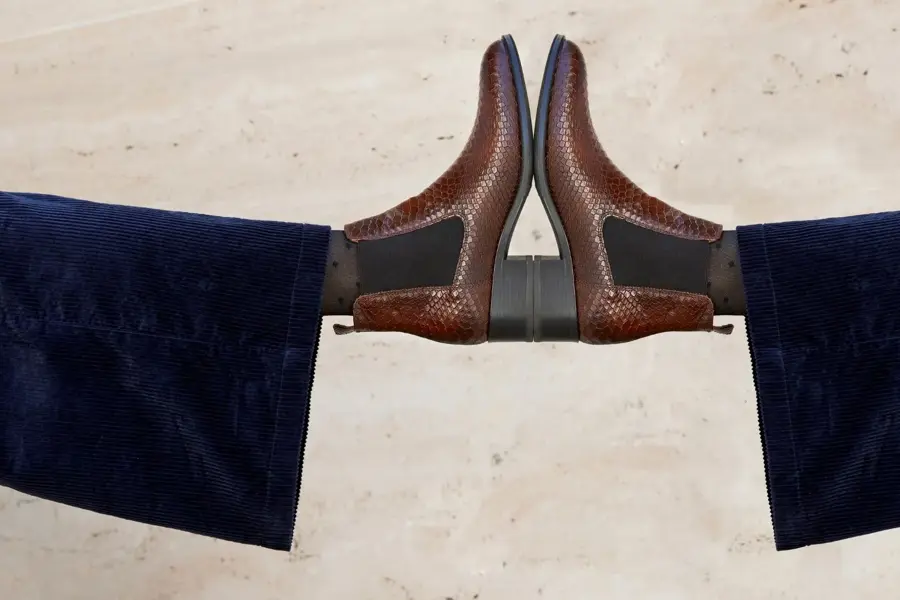 Brune høyelte boots og blå slengbukse