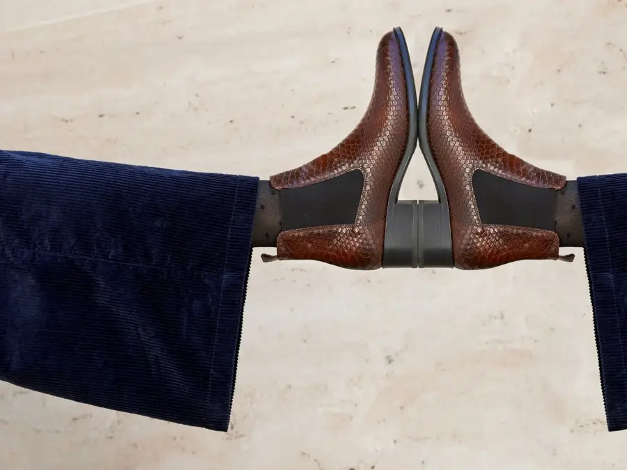 Brune høyelte boots og blå slengbukse