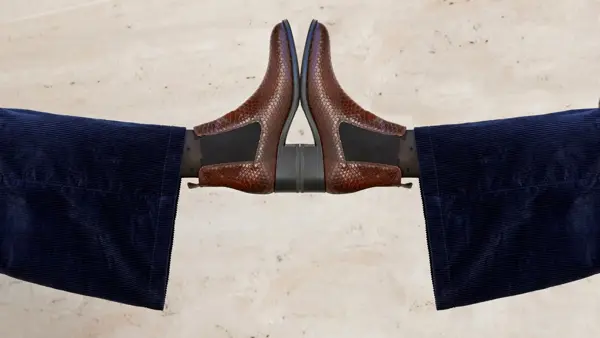 Brune høyelte boots og blå slengbukse
