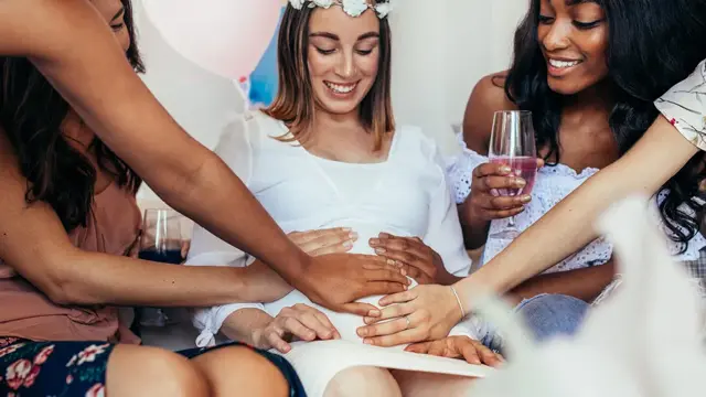 Mennesker kjenner på en gravid mage