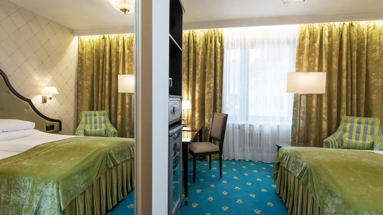 Stor seng på Standard singelrom på Hotel Bristol i Oslo sentrum