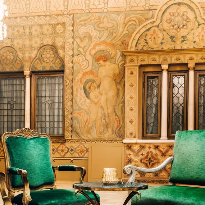 Festsal, grønne stoler, salongbord