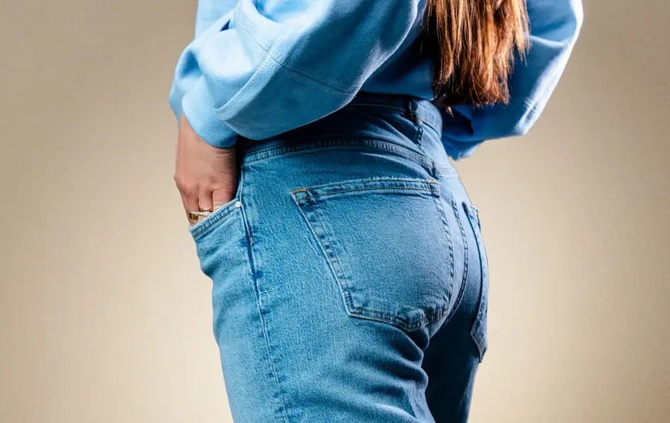 Vårens trender vist av en jente med halvlangt lyst hår og en jente med mørkt langt hår. Beige trenchcoat, kanll rosa skjorter og kjoler og bluser med puffermer