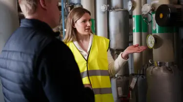 To personer i et maskinrom 