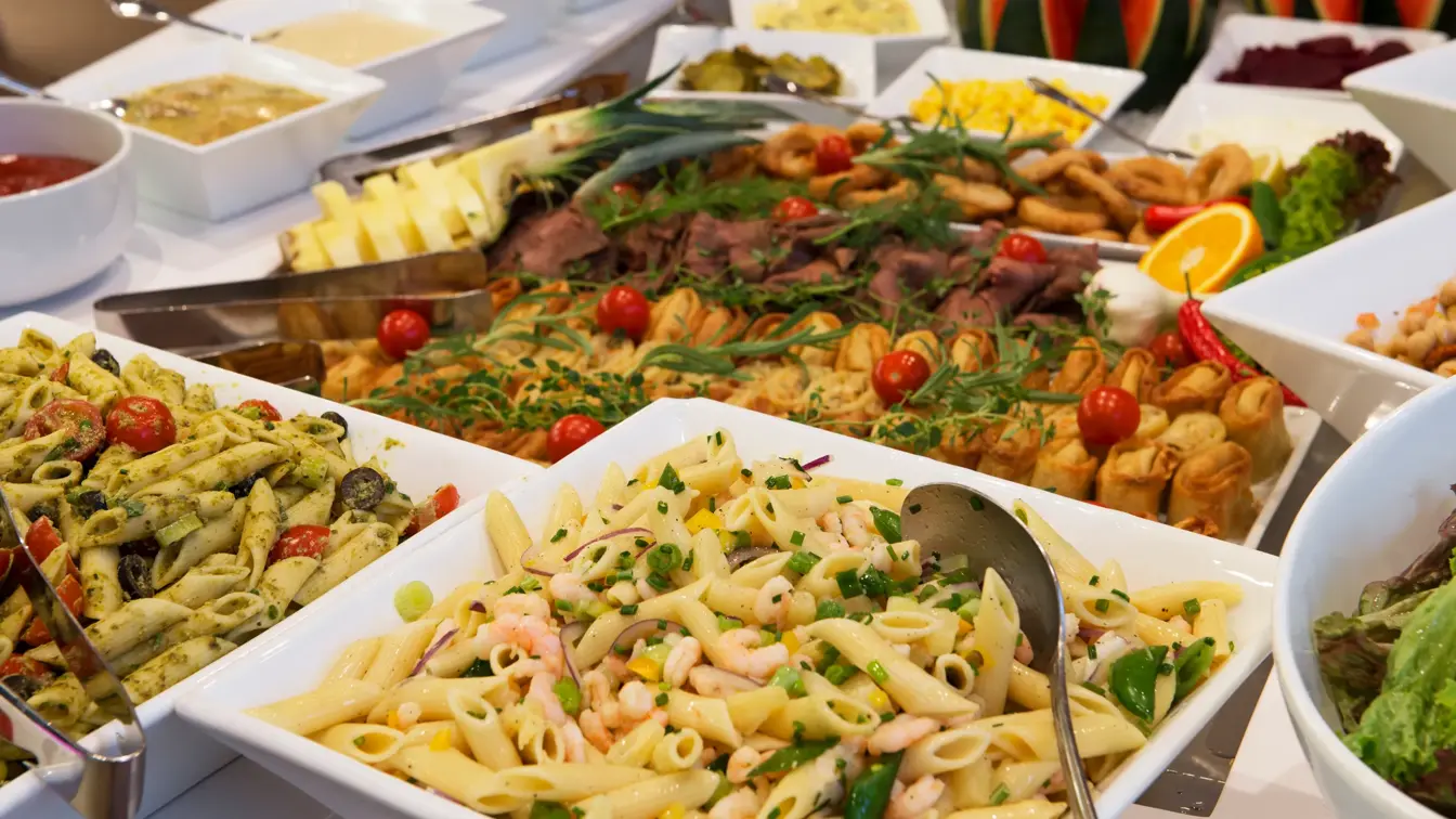 Lunsjbuffet med forskjellige salater på Thon Hotel Slottsparken i Oslo sentrum rett ved Karl Johan