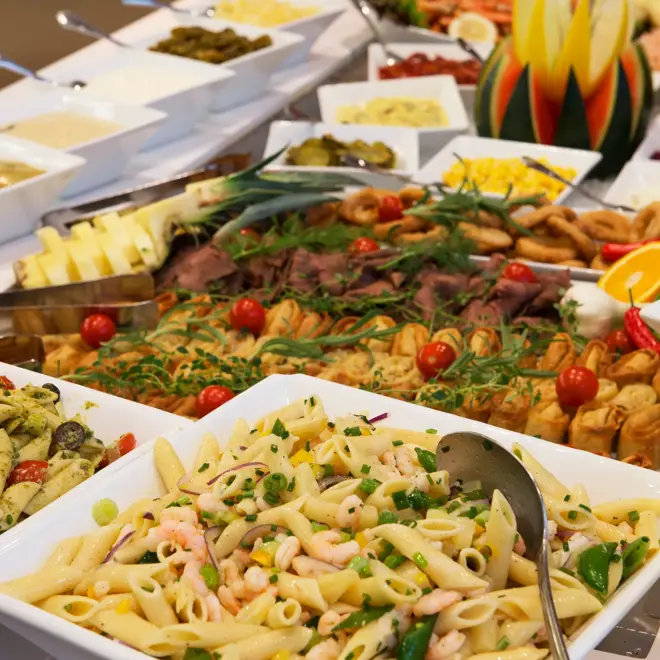 Lunsjbuffet med forskjellige salater på Thon Hotel Slottsparken i Oslo sentrum rett ved Karl Johan
