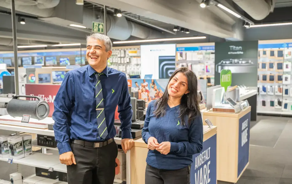 To kollegaer som smiler sammen