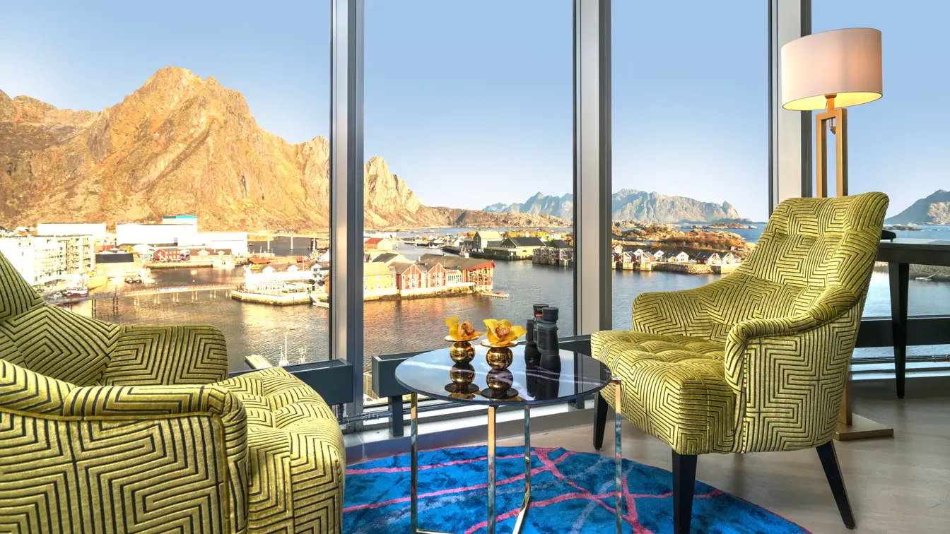 To sitteplasser med panoramautsikt mot fjell på suite på Thon Hotel Lofoten