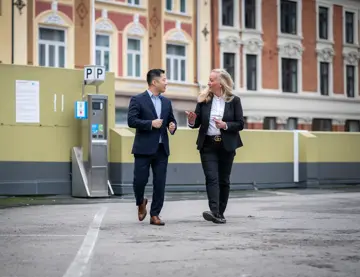 Portrett ansatte og ansatt på jobb