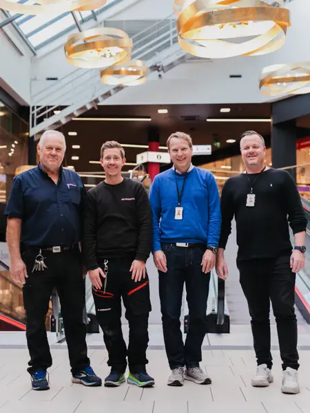 Menn står på rekke