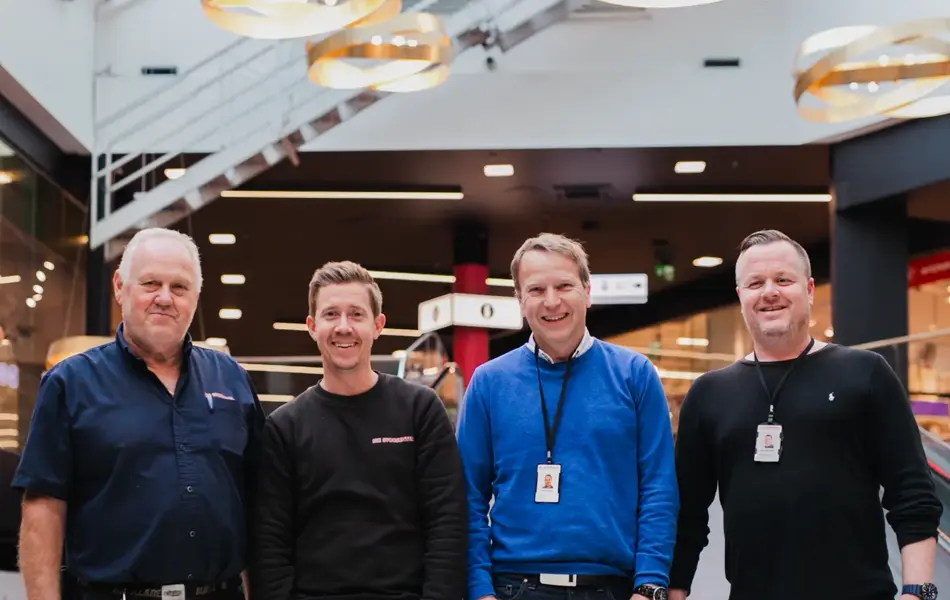 Menn står på rekke