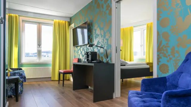 Skrivebord og TV i business rom på Thon Hotel Nidaros