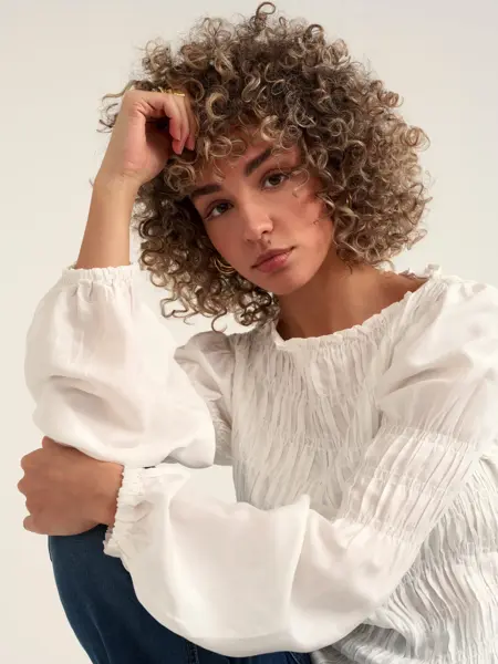 Jente i en hvit bluse