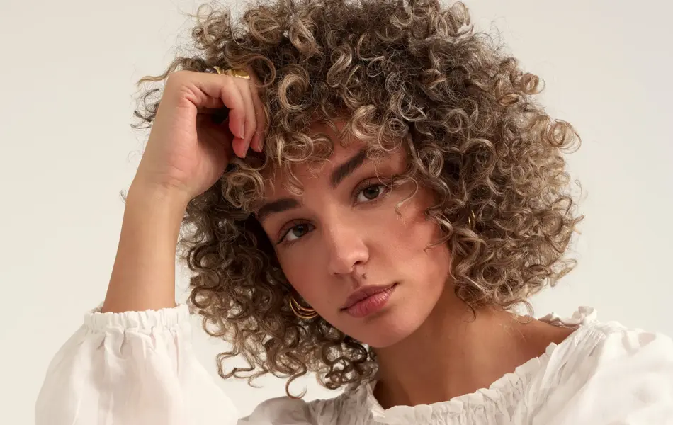 Jente i en hvit bluse