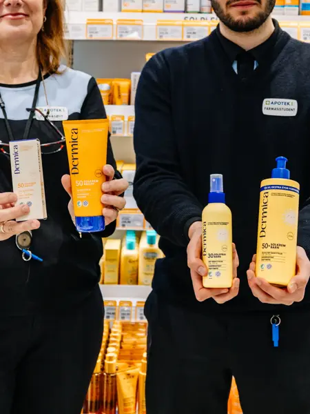 Personer som holder solkrem