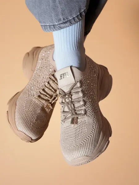 Beige sneakers med glitterdetaljer