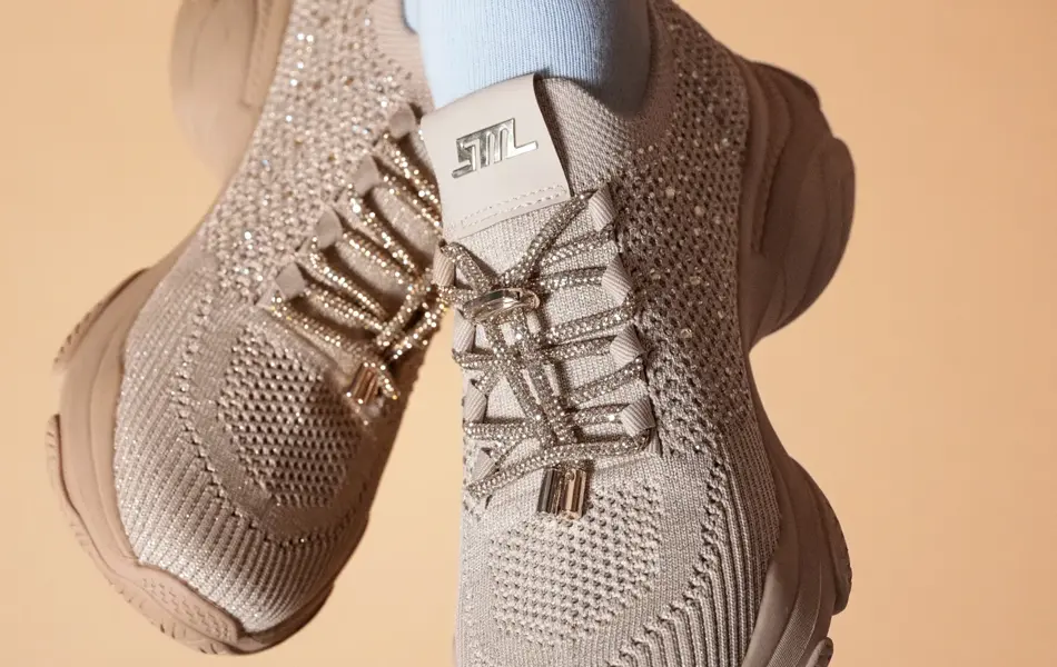 Beige sneakers med glitterdetaljer