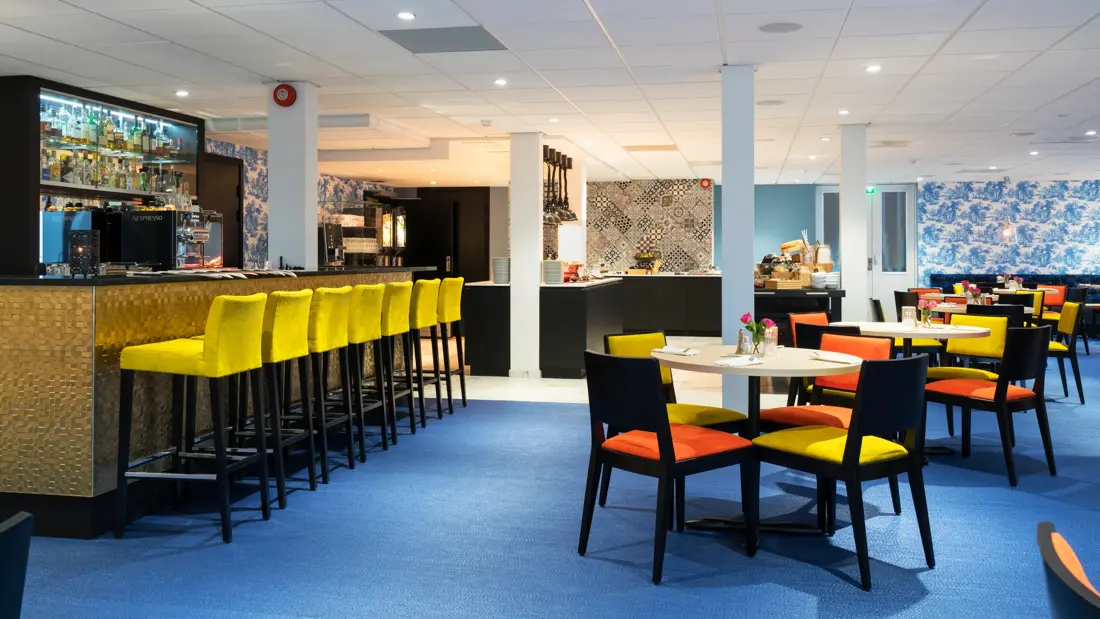 Bord og stoler i frokostsalen på Thon Hotel Tønsberg Brygge