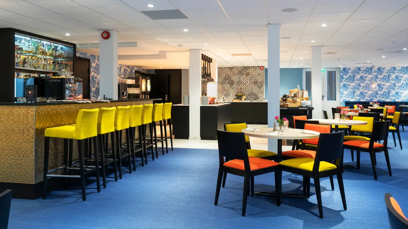 Bord og stoler i frokostsalen på Thon Hotel Tønsberg Brygge