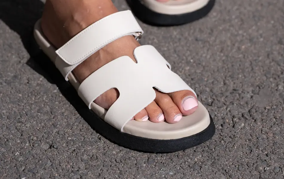 Dame med hvite sandaler