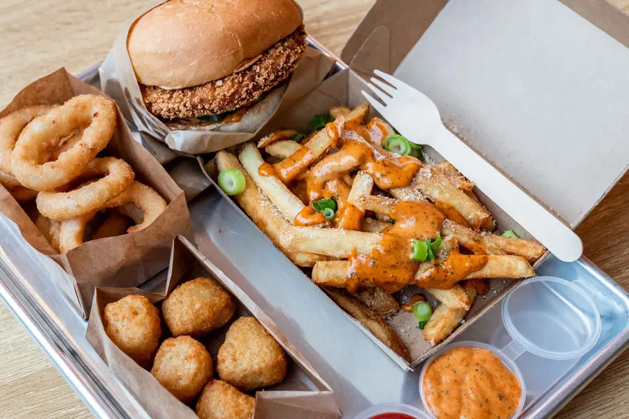 hamburger, pommes frites og løkringer i boks fra burgerheim
