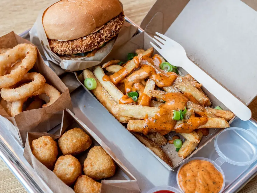 hamburger, pommes frites og løkringer i boks fra burgerheim