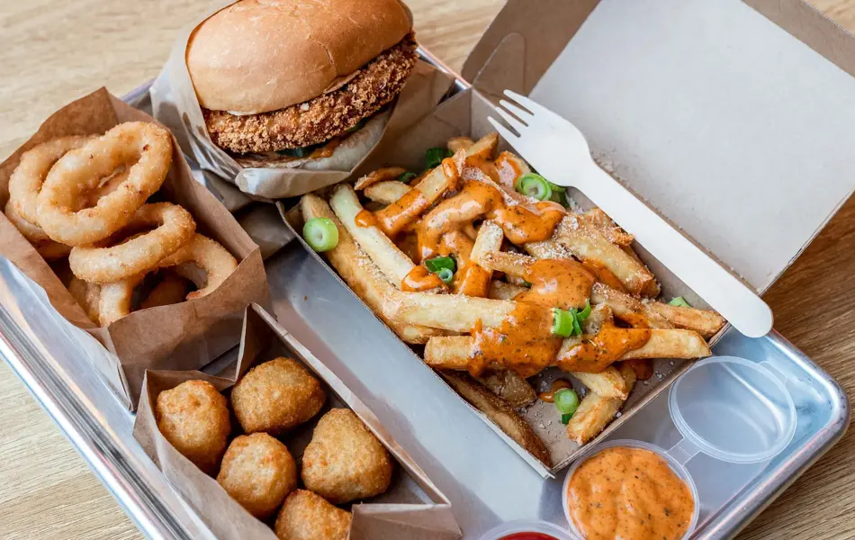 hamburger, pommes frites og løkringer i boks fra burgerheim