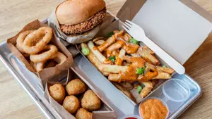 hamburger, pommes frites og løkringer i boks fra burgerheim
