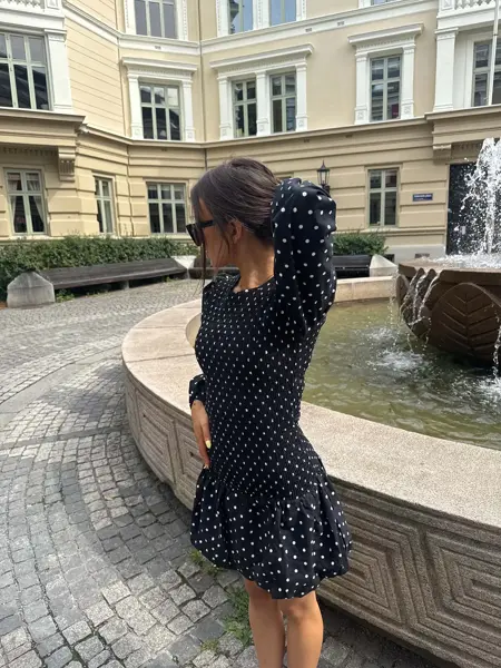 dame i polkadottkjole