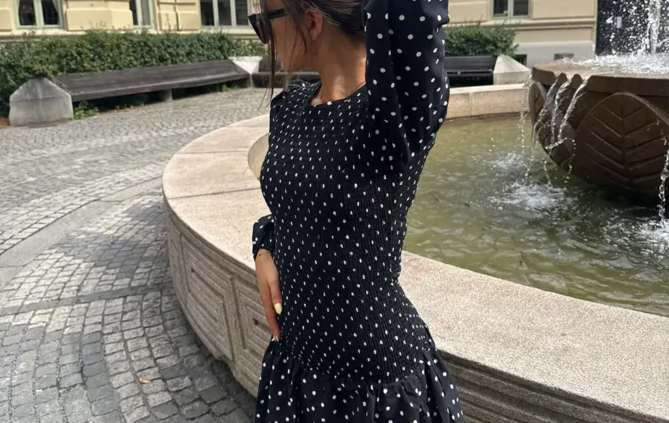dame i polkadottkjole