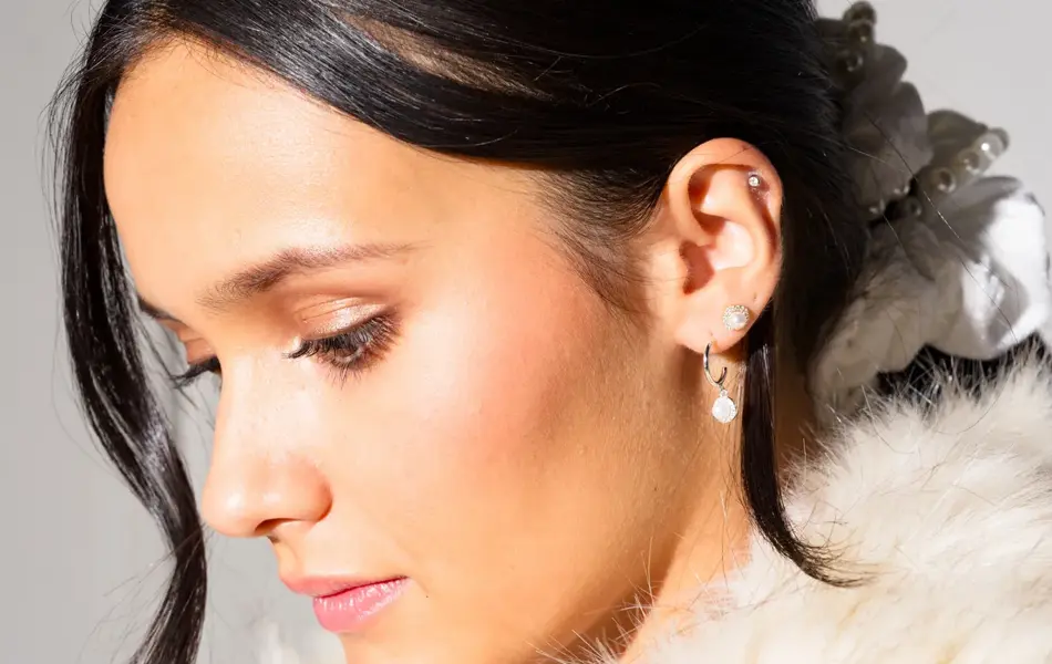 Øredobber og hårstrikk fra Glitter.