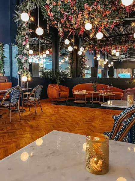 Valaker har blomster i taket