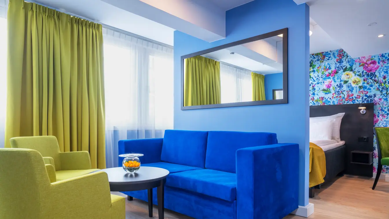 Sittegruppe med gule stoler og blå sofa  i business rom på Thon Hotel Moldefjord