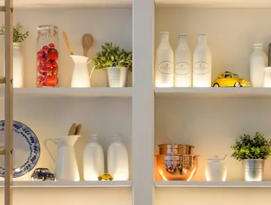 Hyller med melk og annen oppbevaring