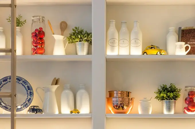 Hyller med melk og annen oppbevaring