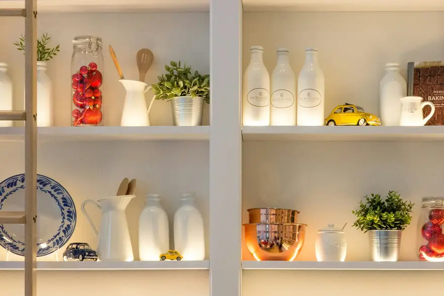 Hyller med melk og annen oppbevaring