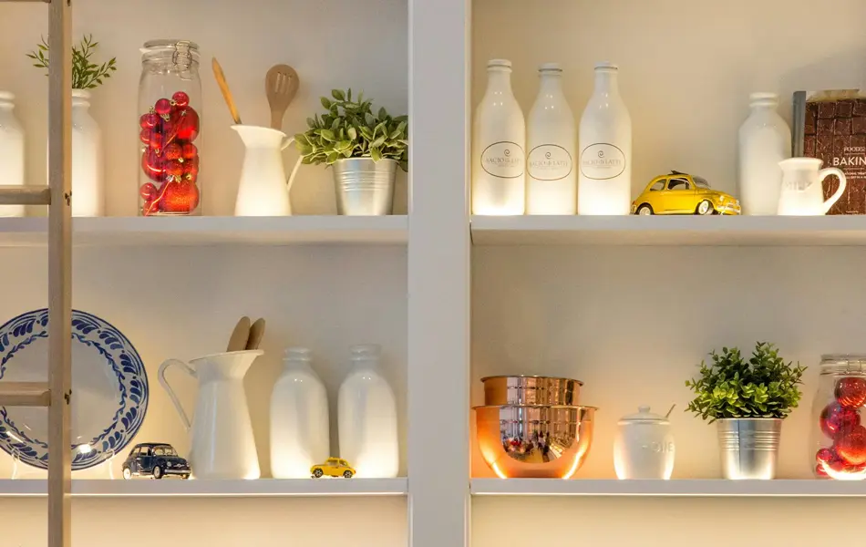 Hyller med melk og annen oppbevaring