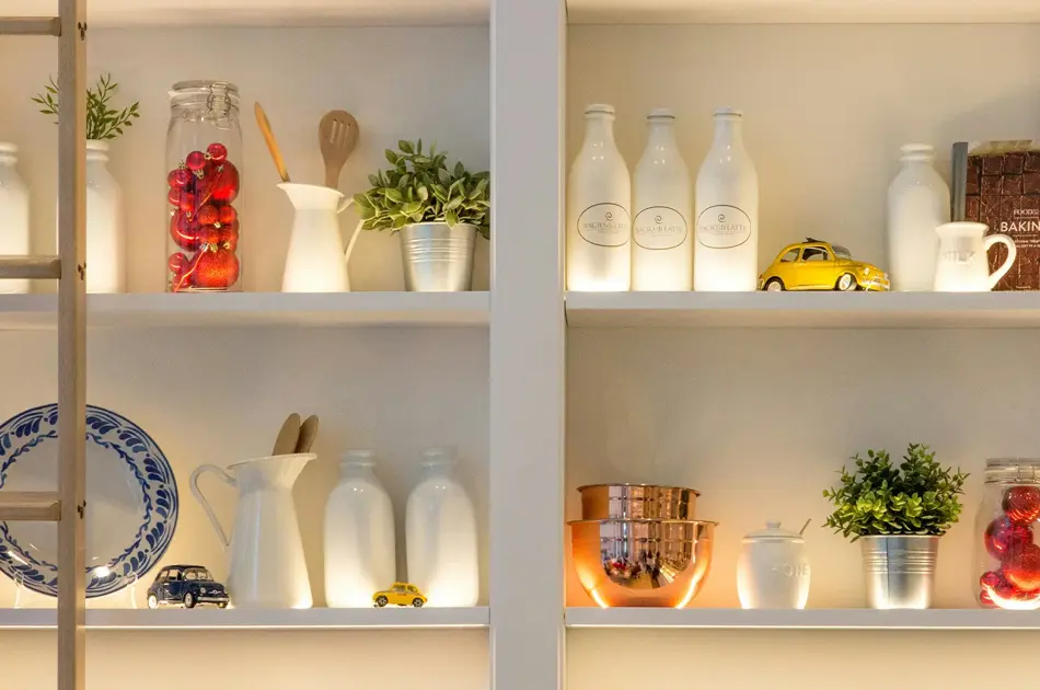 Hyller med melk og annen oppbevaring