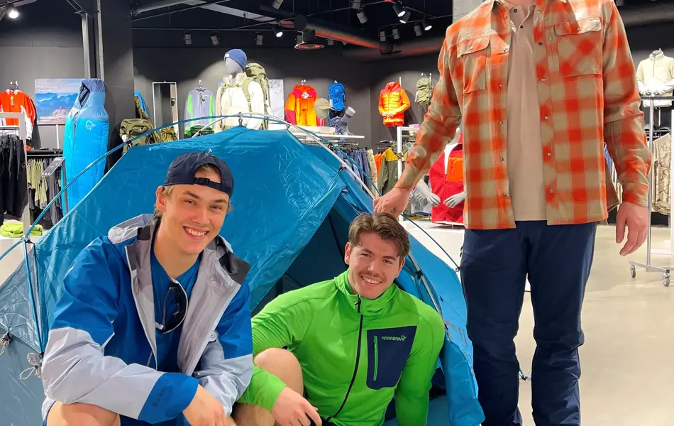 Tre menn i friluftsbekledning