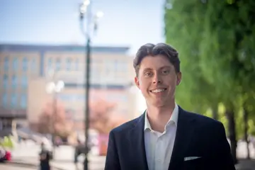 Portrett av Markus Sandstad. Han har på