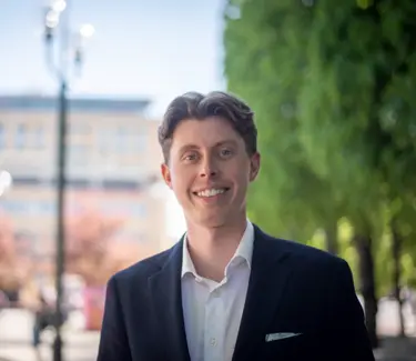Portrett av Markus Sandstad. Han har på