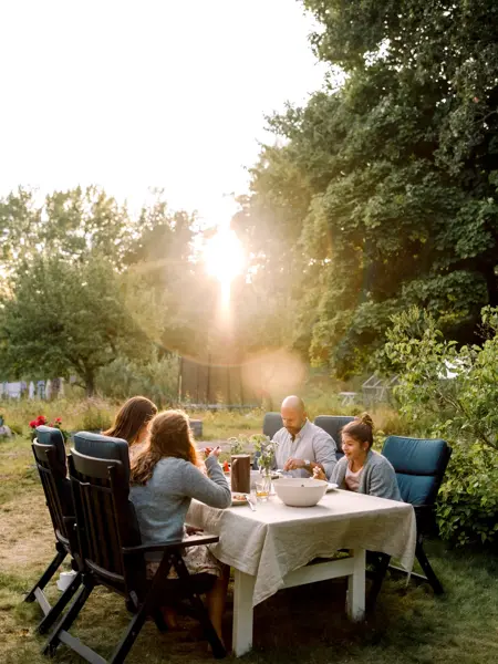 Familie spiser middag ute