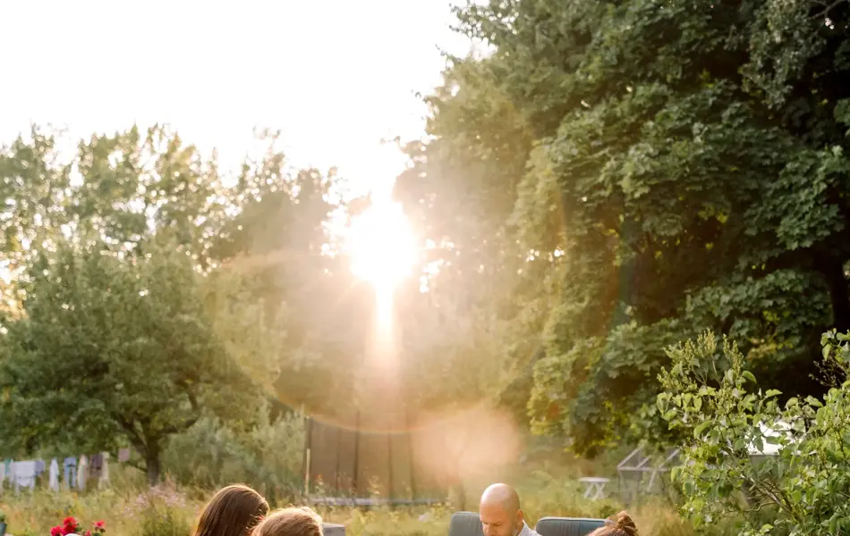 Familie spiser middag ute