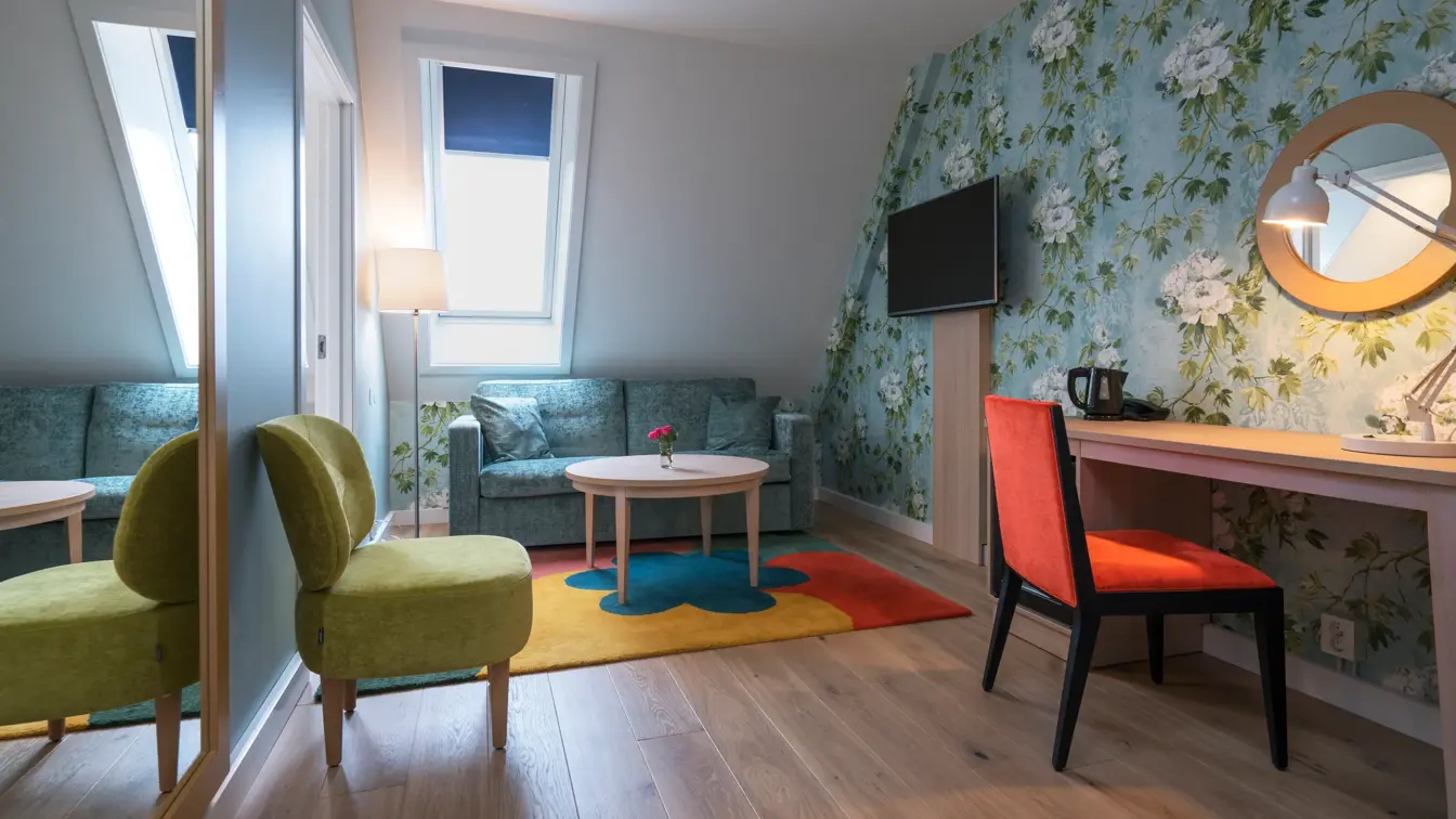 Skrivebord, stol og sofagruppe i superiorrom på Thon Hotel Tønsberg Brygge