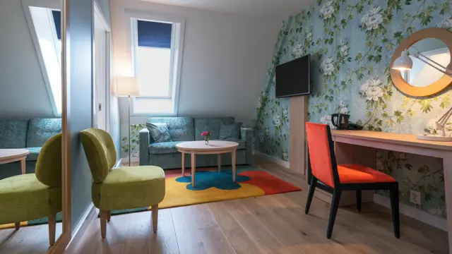 Skrivebord, stol og sofagruppe i superiorrom på Thon Hotel Tønsberg Brygge