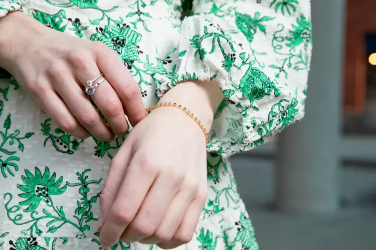 Vårens kvaliteter og tilbehør gjør det enkelt å style festkjolen opp og ned – enten du vil bruke den i et sommerbryllup eller til en helt vanlig dag på jobben.