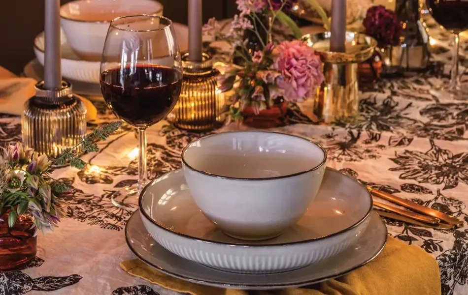 Dekket bord med servise og tent lysestaker